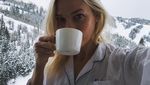 Lihat Gaya Seru Karlie Kloss Saat Ngopi dan Makan Es Krim Favoritnya