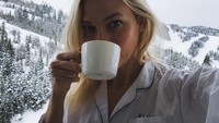 It’s a cocoa kind of Monday, tulis Karlie di keterangan foto. Wah, secangkir cokelat hangat jadi pengusir hawa dingin Karlie saat di Utah. Foto: Instagram karliekloss