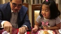 Ayah tiri dari penyanyi Bams Samson ini lagi asyik ngemil bersama cucu tersayangnya. Keduanya terlihat menyantap pastry buatan istri Hotma. Foto: instagram @mamitoko