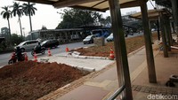 Jalur khusus itu dibangun tepat di depan halte.