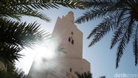 Masjid ini terletak di Dzulhulaifah kira-kira 10 km dari pusat kota Madinah.