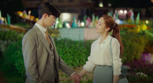 Anda pun bisa menyerasikan warna rok dengan tas agar tampilan lebih harmonis. Foto: TvN