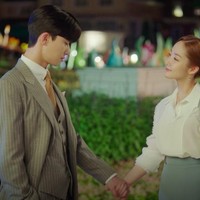 Anda pun bisa menyerasikan warna rok dengan tas agar tampilan lebih harmonis. Foto: TvN