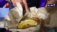 Nasi goreng tektek yang tak dimakan. Novanto menunjukkan makan malamnya ke tim Mata Najwa, yaitu nasi goreng bungkus yang disebutnya berharga 20 ribuan rupiah. Nasi goreng itu masih utuh. Foto: Tim Mata Najwa/Trans7/Narasi