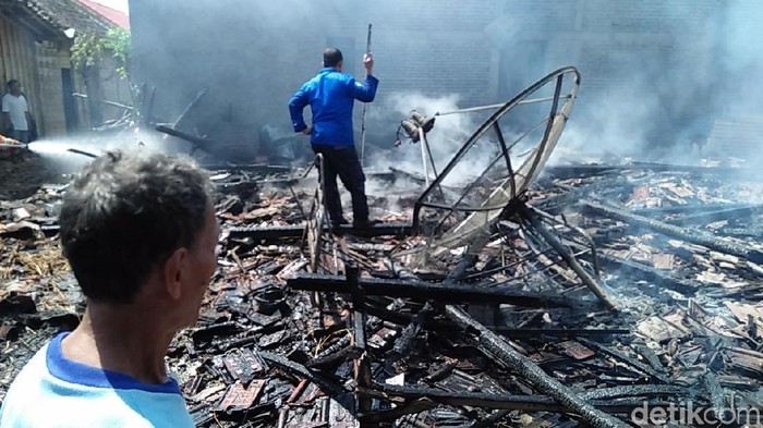 Gara-gara Kompor Meledak, 5 Rumah di Rembang Hangus Terbakar