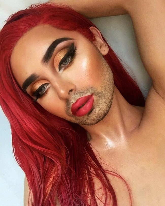 Tapi orang pasti akan terkejut ketika melihat wajah keseluruhannya. Ia tampil dengan makeup bold, namun wajahnya masih dihiasi dengan jenggot.  Foto: dok. Instagram (@rafapupujol)