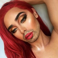 Tapi orang pasti akan terkejut ketika melihat wajah keseluruhannya. Ia tampil dengan makeup bold, namun wajahnya masih dihiasi dengan jenggot.  Foto: dok. Instagram (@rafapupujol)