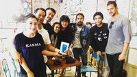 Bersama Chico Jericho dan Rio Dewanto, Daniel belajar tentang mengolah dan meracik kopi. Wah, keren! Foto: Instagram @danieladnan