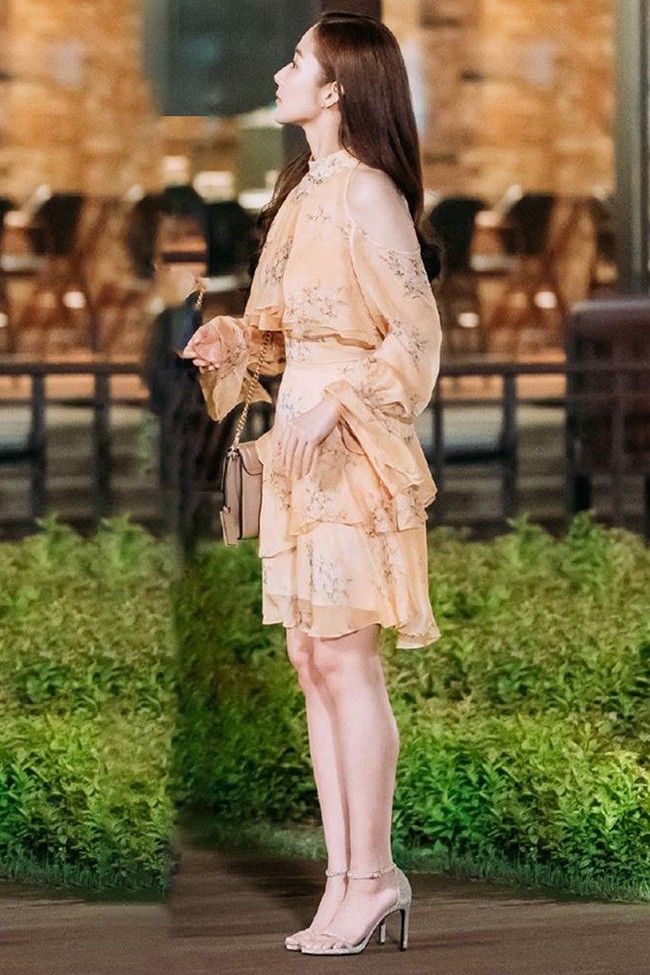 Dress berikut juga bisa diterapkan untuk ke kantor. Untuk tampilan yang lebih formal, tambahkan saja blazer. Foto: TvN