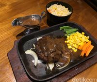 Mucca Steak: Gurihnya New Zealand Rib Eye Steakdan Hamburg Buttered Rice