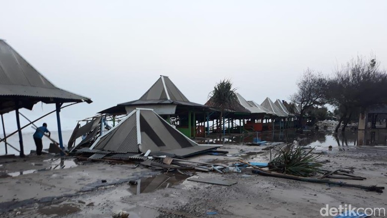 147 Gazebo Hilang Diterjang Gelombang Tinggi Di Gunungkidul