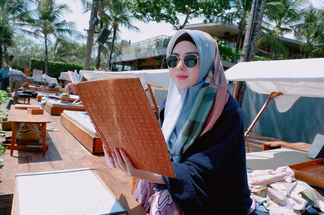 Gaya hijab ini juga cocok dikenakan di beragam kesempatan, seperti gaya selebgram korea Ayana Moon yang tampil cantik saat hangout di kafe.   Foto: Instagram Ayana Moon