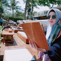 Gaya hijab ini juga cocok dikenakan di beragam kesempatan, seperti gaya selebgram korea Ayana Moon yang tampil cantik saat hangout di kafe.   Foto: Instagram Ayana Moon