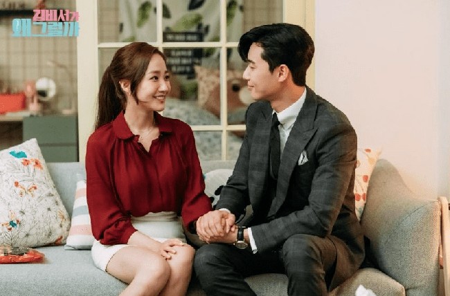 Blus warna merah mungkin bisa membuat Anda terlihat lebih percaya diri saat presentasi kerja. Foto: TvN