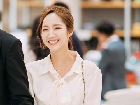 Ini Rahasia Wajah Porselen Park Min Young di 'Secretary Kim'