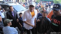Sule saat ditemui di Pengadilan Agama Cimahi, Soreang, Kabupaten Bandung pada Kamis (26/7). Ia tampak mengenakan kemaja putih dan topi putih saat turun dari mobil Alphardnya. 