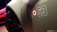 Pintu Lamborghini Huracan Avio dihiasi dengan logo L 63 yang ditengah huruf dan angkanya terdapat lingkaran berwarna merah putih hijau.