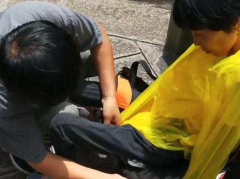 Wang menggendong istrinya yang lumpuh dan membawanya keliling dunia