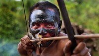 Salah satu kepercayaan suku-suku di Amazon adalah mempercayai Anhanga. Bisa dibilang, Anhanga adalah dewa penjaga hutan di dalam Amazon dan akan membunuh orang-orang yang mau merusaknya (AFP)
