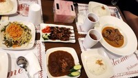 Makanannya pun makanan khas Indonesia.