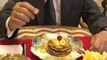 10 Foto Pengacara Hotma Sitompul yang Doyan Makan Karena Istrinya Suka Masak