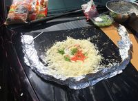 Cuaca Sangat Terik di Jepang, Pria Ini Masak di Kap Mobilnya