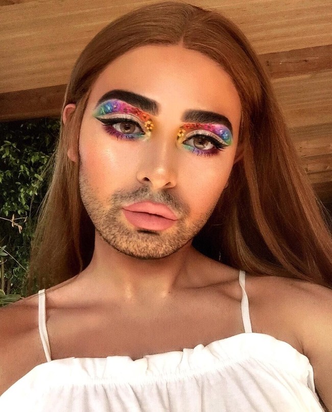 Divina kerap membuat karya seni makeup mata yang unik-unik. Salah satunya adalah membuat bunga-bunga di sepanjang kelopak matanya. Foto: dok. Instagram (@rafapupujol)