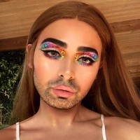 Divina kerap membuat karya seni makeup mata yang unik-unik. Salah satunya adalah membuat bunga-bunga di sepanjang kelopak matanya. Foto: dok. Instagram (@rafapupujol)