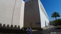 Masjid bersejarah ini pun kini jadi bangunan yang megah. Fasilitas untuk para jamaah juga sangat mumpuni.