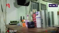 Di bagian dalam, salah satu yang mencolok adalah benda-benda yang ada di atas semacam meja rias. Di situ terlihat ada sejumlah parfum perempuan, di antaranya adalah body mist Pucelle dan parfum Victorias Secret Body Mist Pure Seduction. Ada juga pewarna rambut murah yang berharga belasan ribu rupiah. Foto: Tim Mata Najwa/Trans7/Narasi