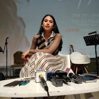 Saat promosi albumnya yang bertajuk Oxygen, Maudy mencuri atensi dengan gaun transparan motif garis. Sementara rambut panjangnya dibiarkan tergerai untuk tampilan lebih simpel. Foto: Dok. detikhot