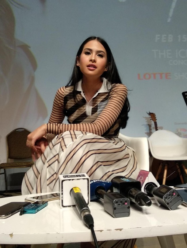 Saat promosi albumnya yang bertajuk Oxygen, Maudy mencuri atensi dengan gaun transparan motif garis. Sementara rambut panjangnya dibiarkan tergerai untuk tampilan lebih simpel. Foto: Dok. detikhot
