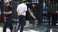 Dilaporkan media nasional China, Global Times, seperti dilansir Reuters, Kamis (26/7/2018), wanita yang dibawa pergi oleh polisi itu sebelumnya terlihat menuangkan bensin ke tubuhnya. Diduga wanita itu hendak membakar dirinya.  (Foto: Dok. REUTERS/Thomas Peter)