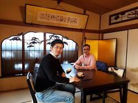 Takeshi Sakamoto (berbaju hitam) 