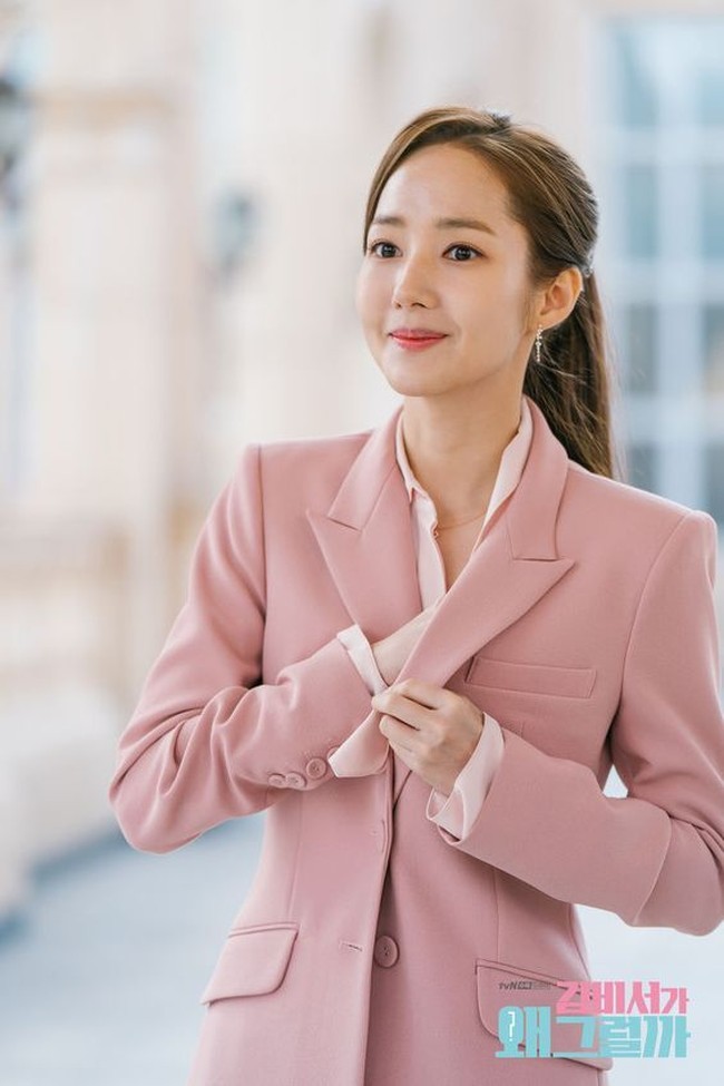 Bosan pakai baju bernuansa monokrom atau earth tone? Agar penampilan lebih fresh, terapkann warna pink nan feminin. Anda bisa memilih blazer warna pink dan kemeja bernuansa pink lebih muda sebagai dalaman seperti ini. Padukan dengan rok atau celana warna putih. Foto: TvN