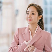 Bosan pakai baju bernuansa monokrom atau earth tone? Agar penampilan lebih fresh, terapkann warna pink nan feminin. Anda bisa memilih blazer warna pink dan kemeja bernuansa pink lebih muda sebagai dalaman seperti ini. Padukan dengan rok atau celana warna putih. Foto: TvN