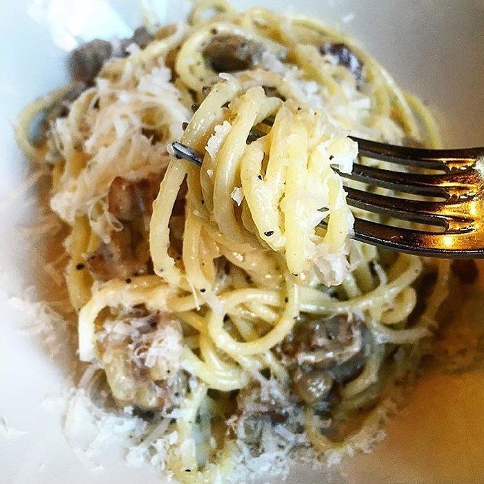 Wah, Ternyata Taylor Swift Sering Makan Burger dan Pancake Di Sini!