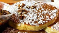 Selain burger, Taylor juga menyukai pancake. Ia malahap potato pancake kesukaannya di restoran Pancake Pantry wilayah Nashville. Foto: Istimewa