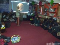 Hendro sedang menjelaskan fenomena gerhana (Rachmadi Rasyad/detikTravel)