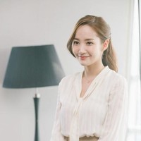 Blus dengan aksen kerut dan pita seperti yang dipakai Sekertaris Kim membuat tampilan lebih manis. Foto: TvN