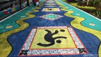 Trotoar pun tak lepas dari perhatian. Selain diperluas di beberapa titik tertentu, trotoar juga dihias dengan berbagai macam ilustrasi bertema Asian Games 2018.
