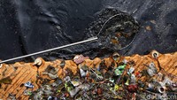 Menurut salah satu warga, kali hitam Sentiong akan selalu menimbulkan bau dan berwarna hitam karena kali tersebut terdapat lumpur di dalamnya dan masih banyak warga yang membuang sampah sembarangan di kali tersebut.  Selain itu menurut warga lagi,  kali hitam Sentiong harus dikeruk oleh eskavator untuk mengurangi lumpur di kali itu, karena jika dikasih jaring begitu,  baunya masih tercium oleh warga yang lewat di sekitar wilayah itu.