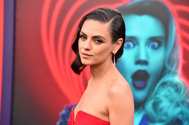 Mila Kunis pun punya kebiasaan sama seperti suaminya, Ashton Kutcher. Aktris 37 tahun ini hanya membasuh beberapa bagian tubuh yang dianggapnya penting saja untuk dibersihkan. Aku tidak membersihkan tubuhku dengan sabun setiap hari. Tapi ketiak dan payudara dan lubang-lubang (hidung, telinga) dan kaki dibersihkan, ujarnya. Foto: Alberto E. Rodriguez/Getty Images