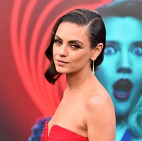 Mila Kunis pun punya kebiasaan sama seperti suaminya, Ashton Kutcher. Aktris 37 tahun ini hanya membasuh beberapa bagian tubuh yang dianggapnya penting saja untuk dibersihkan. Aku tidak membersihkan tubuhku dengan sabun setiap hari. Tapi ketiak dan payudara dan lubang-lubang (hidung, telinga) dan kaki dibersihkan, ujarnya. Foto: Alberto E. Rodriguez/Getty Images