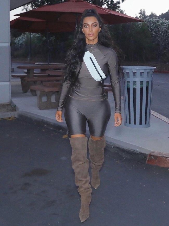 Kim Kardashian dan klannya disebut-sebut sebagai pionir dari tren yang satu ini. Mereka sering tertangkap kamera paparazzi memakai celana sepeda saat bersantai atau menikmati jamuan di restoran formal. Bagaimana dengan Anda, siap untuk mencoba tren ini? (Foto: Dok. Instagram/Kim Kardashian)