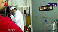 Entah kebetulan atau bukan, namun Setya Novanto dan Nazaruddin sama-sama sedang membaca Alquran saat pintu selnya dibuka Tim Ditjen PAS dan Tim Mata Najwa. Foto: Tim Mata Najwa/Trans7/Narasi