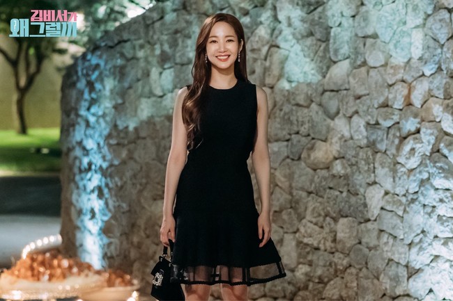 Saat ada acara kantor yang spesial, dress warna hitam akan membuat Anda terlihat elegan. Jangan lupa terapkan anting panjang agar penampilan semakin cantik seperti Sekertaris Kim. Foto: TvN