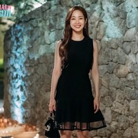 Saat ada acara kantor yang spesial, dress warna hitam akan membuat Anda terlihat elegan. Jangan lupa terapkan anting panjang agar penampilan semakin cantik seperti Sekertaris Kim. Foto: TvN