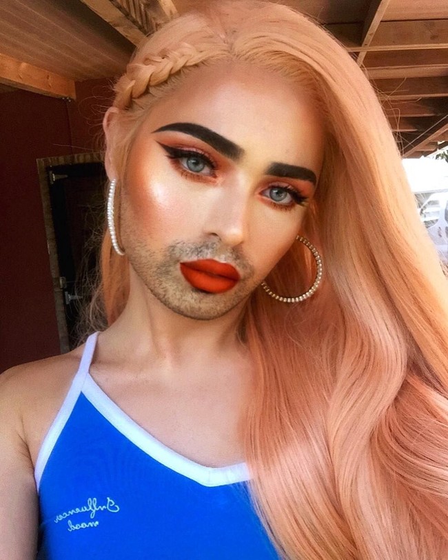 Akun Instagram @rafapupujol memamerkan karya-karya makeup yang on point. Tapi bisa bikin geleng-geleng, karena si pemilik akun tersebut jago dandan tapi jenggotan. Foto: dok. Instagram (@rafapupujol)
