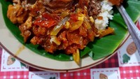 Duh,  selain telur pindang dan cincangan nangka muda yang menggoda, ada krecek dengan irisan cabe rawit yang bangkitkan selera makan. Jadi laper, kan? Foto: Instagram gisella_tania  
